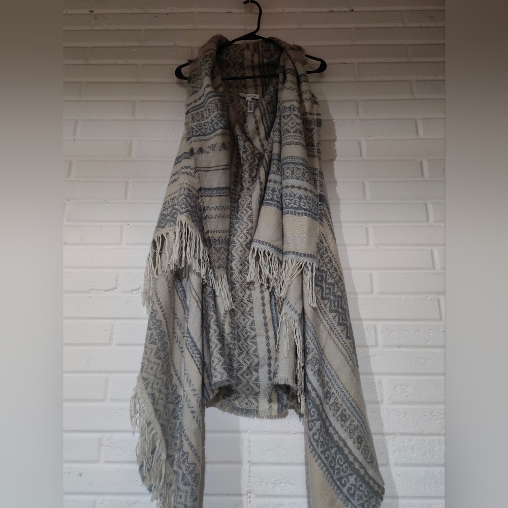 Boho style sleeveless sweater poncho